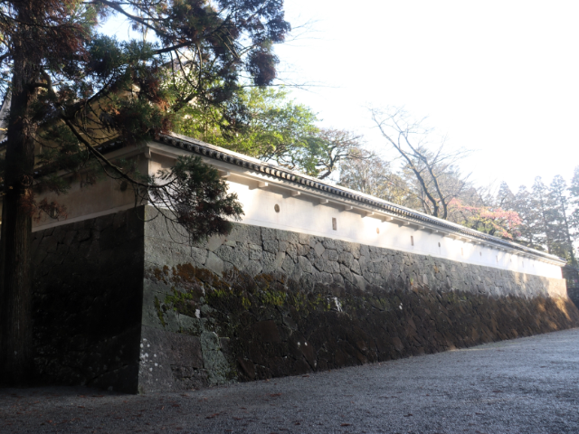 飫肥城_横馬場通の石垣と白壁02