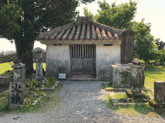 今帰仁城_里主所火の祠01