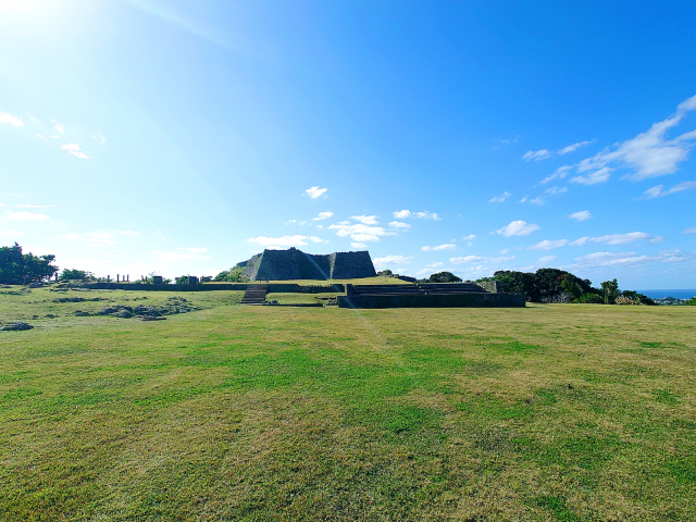 中城城_馬場と三の郭01