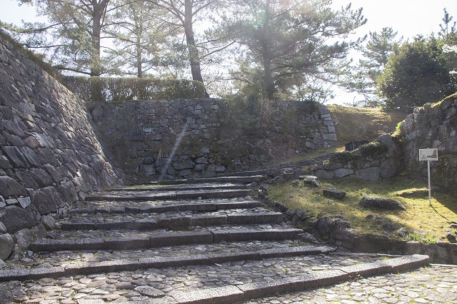 伊賀上野城 筒井古城の石垣と本丸に続く石段