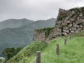 津和野城 三十間台の石垣と山々