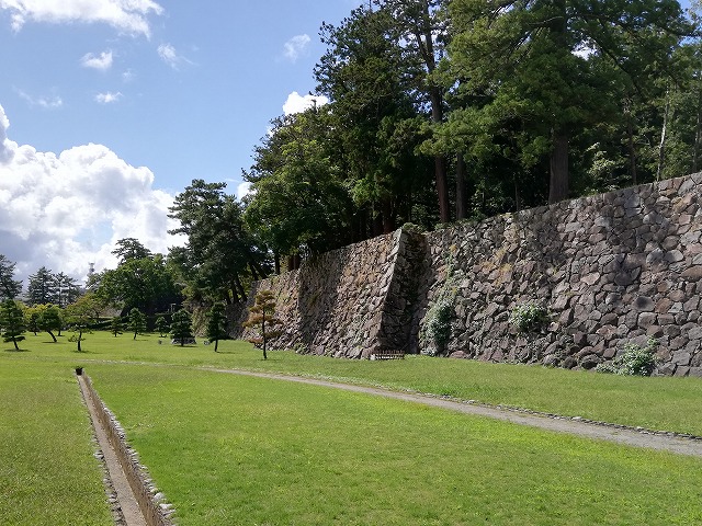 松江城 外曲輪(二之丸下段)と中曲輪の石垣