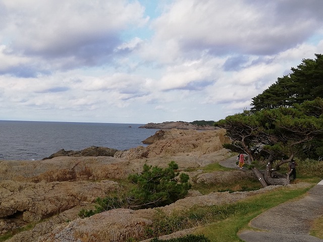 日御碕灯台の断崖と日本海