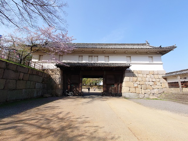 丸亀城 大手一の門(遠景)