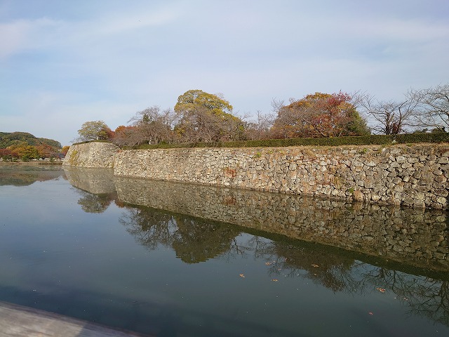 姫路城 三の丸の堀と石垣(大手橋付近から見た)