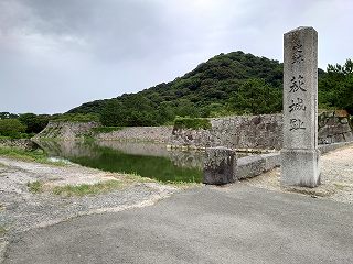 萩城 天守台石垣と指月山