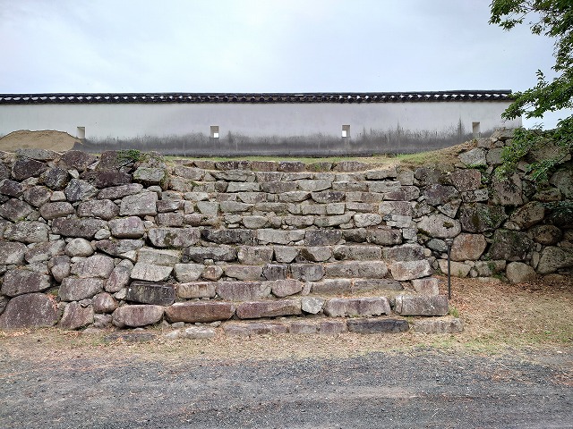 萩城 銃眼土塀と石垣(二の丸内部から見た)