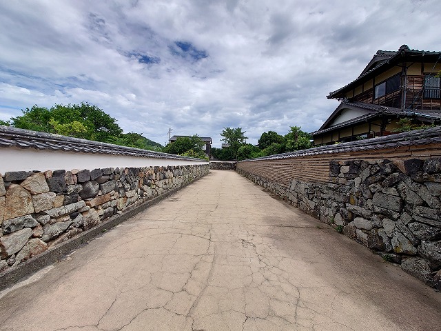 萩城 堀内鍵曲の土塀(遠景)