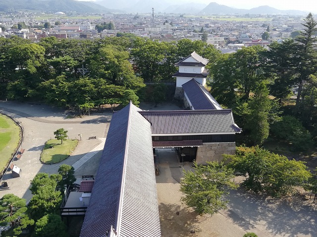 鶴ヶ城(会津若松城) 天守から見た南走長屋と干飯櫓