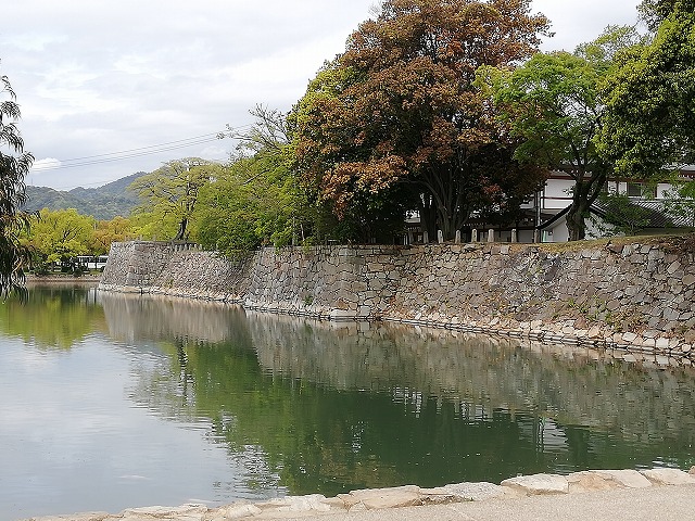 広島城 本丸の石垣(本丸から二の丸への道からの眺め)