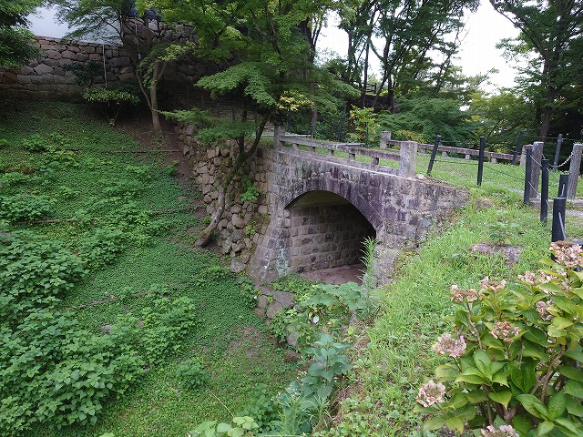 岡崎城 廊下橋(持仏堂曲輪から見た)