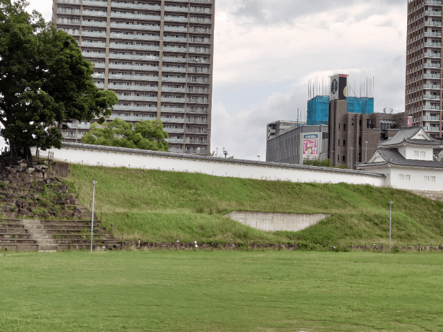 岡崎城 菅生曲輪跡(芝生公園)と東曲輪の土塀と東隅櫓