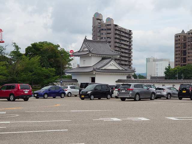 岡崎城 東隅櫓と駐車場
