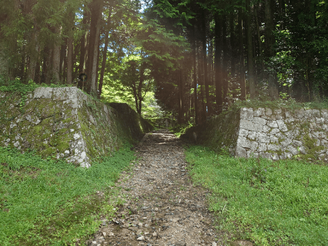 岩村城 八幡曲輪の石垣とその入口