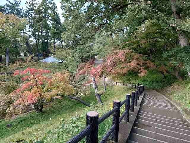 弘前城 本丸チケット売場付近の階段から見た紅葉