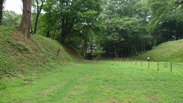 鉢形城_二の曲輪下の土塁01