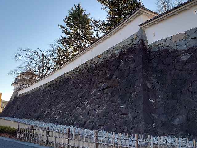 甲府城 稲荷曲輪北側の石垣と土塀
