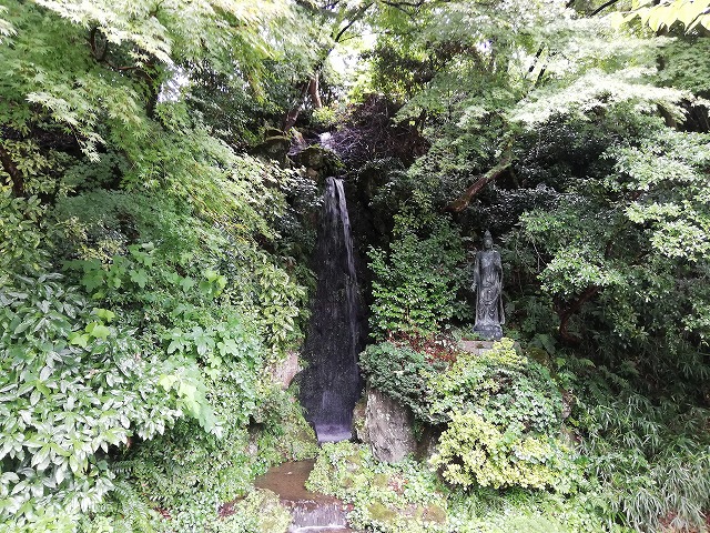 高岡城 本丸北側の濠沿いにある滝