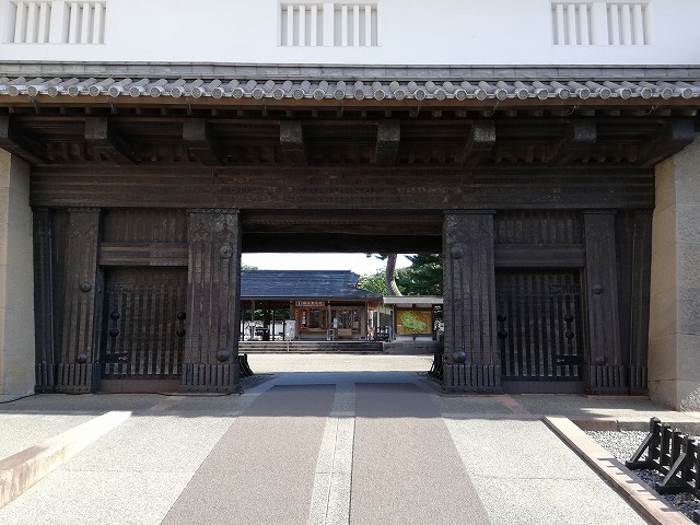 金沢城 石川門入口からのぞく三の丸