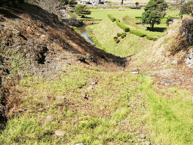 一乗谷朝倉氏遺跡 中の御殿跡と湯殿跡庭園の間にある竪堀
