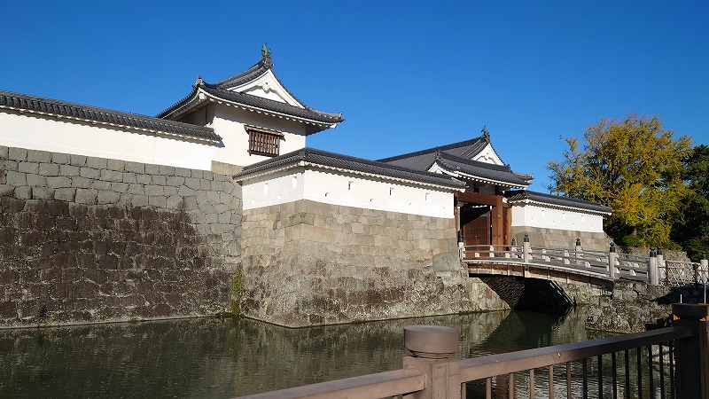 駿府城 東御門の屋根と門内側
