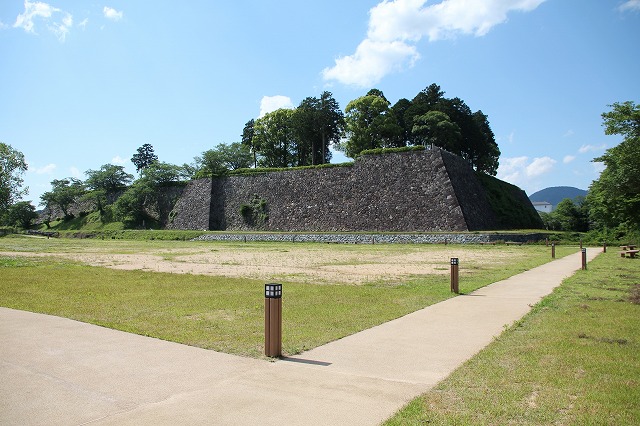 篠山城 三の丸南東側から見た二の丸石垣
