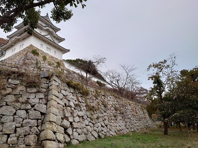 明石城 坤櫓と土塀、巽櫓(西芝生広場から見た)