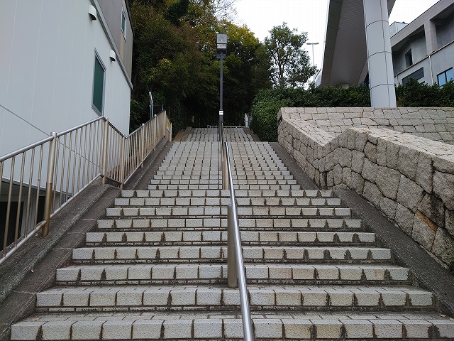 明石城 東ノ丸方面への階段