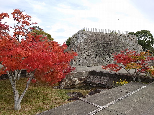 赤穂城 天守台の石垣と紅葉