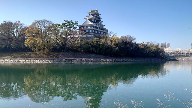 岡山城_天守閣(後楽園の河岸から見た)15