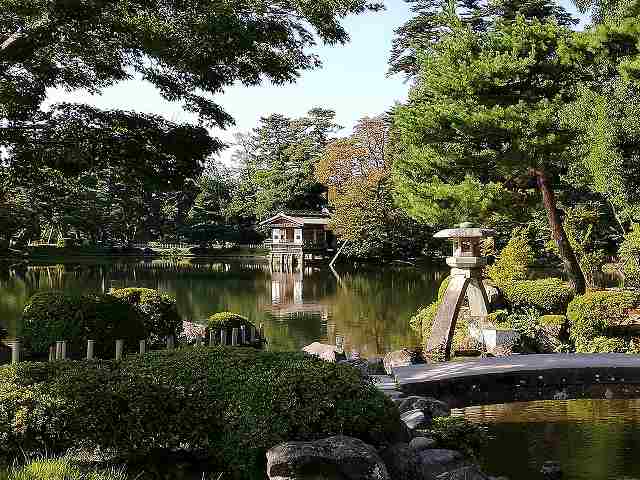 兼六園 徽軫灯籠と内橋亭